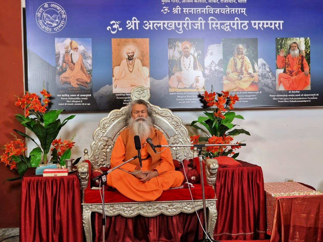 Vishwaguruji with bhaktas in Jaipur Ashram