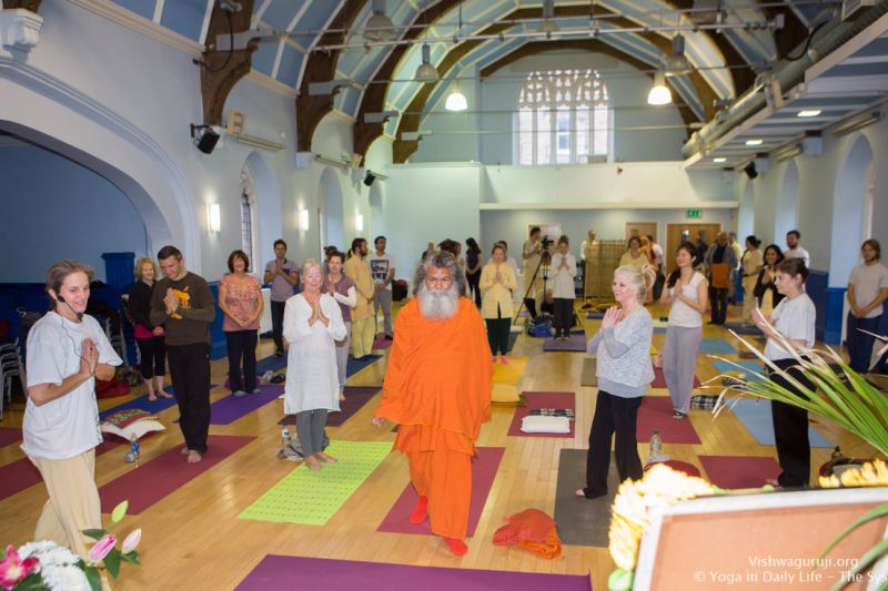 Vishwaguruji brings the Divine Light and sunshine to Scotland